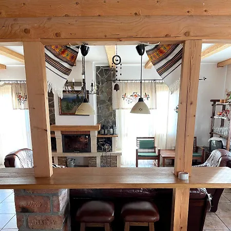 на полумистому Holiday home Mykulychyn